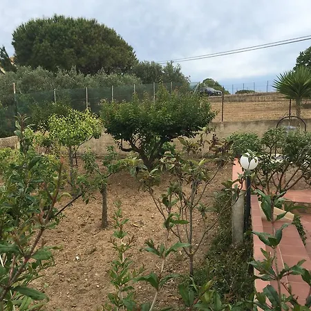 לינה וארוחת בוקר La Bianca Scogliera 3*